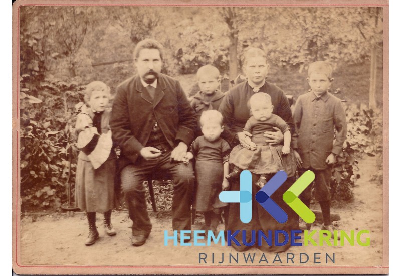 1890 Overgroot ouders Pastoor -Verborg Links Maria - Hentje ( overgrootvader) middenachter Gerrit Doortje (Overgrootmoeder) rechts Theodorus - middenvoor Theodora - Henricus